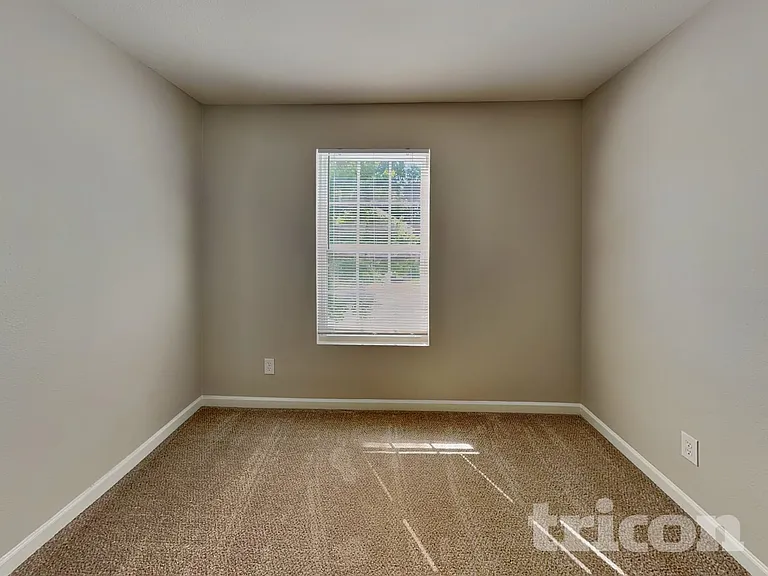 7242 Fox Point Dr — Photo 10