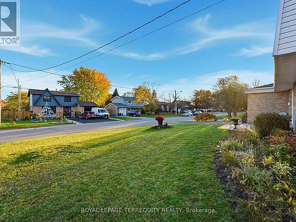 3rd image of 652 Spragge Cres