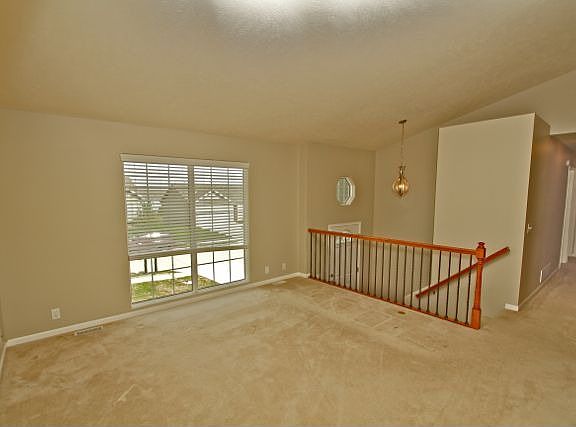 4th image of 817 Edgewater Dr