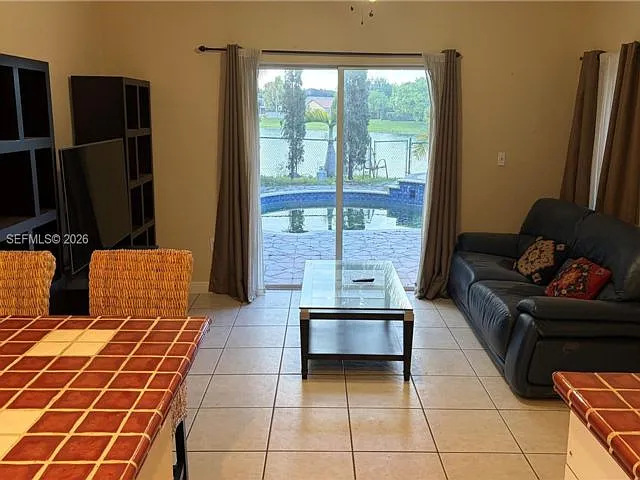 4 bed, 2.0 bath, 2185 sqft, $4,500 — Photo 3