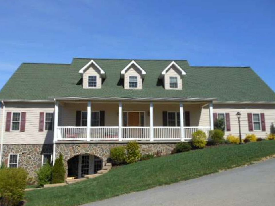 Front view of house, dbl lot