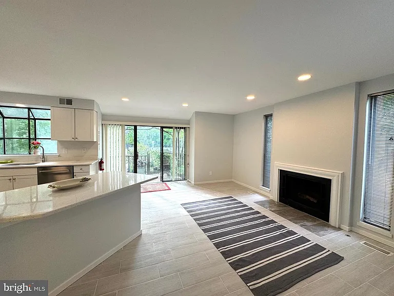 104 Sayre Dr — Photo 7