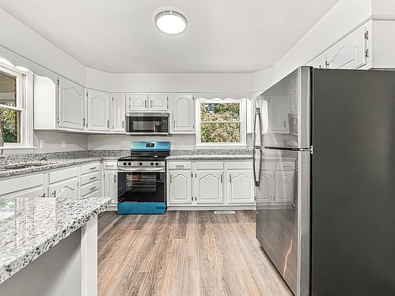 3rd image of 605 Hillhaven Ter