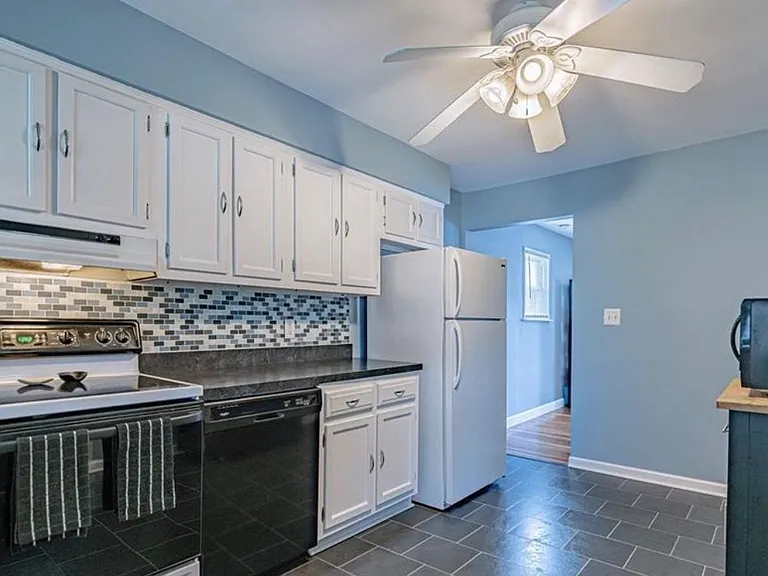 5727 Greens Dr — Photo 3