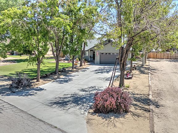 2nd image of 1085 Rosewood Dr