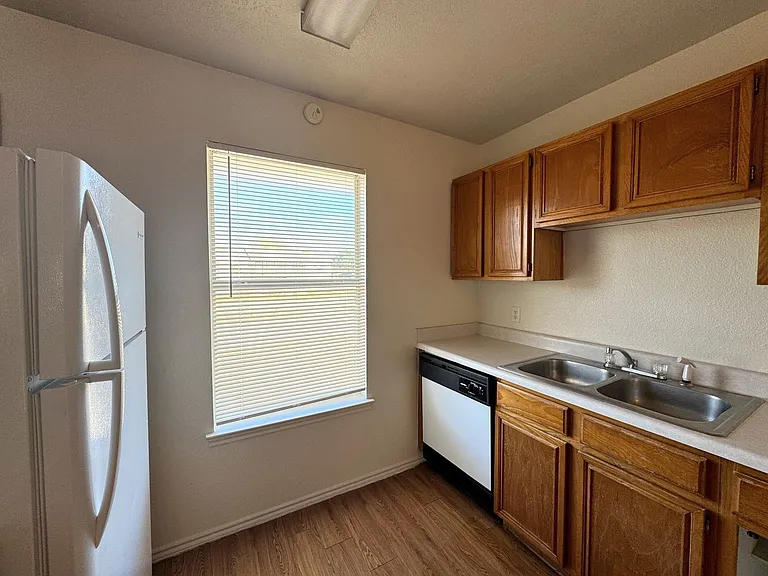 1603 Cedarhill Dr — Photo 7