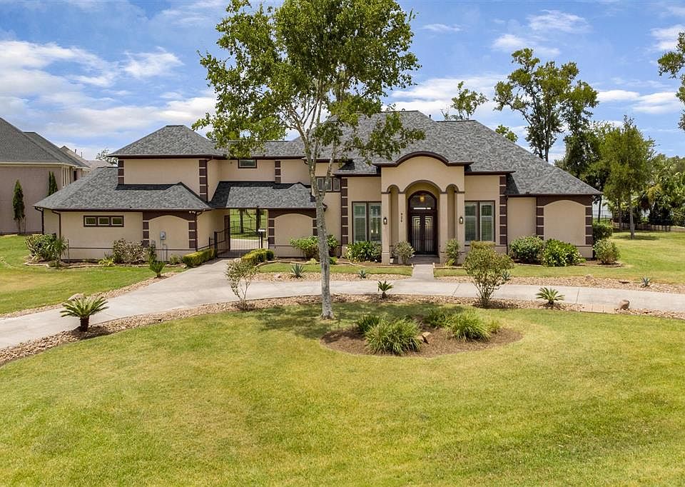 2nd image of 926 Kings Forest Ln