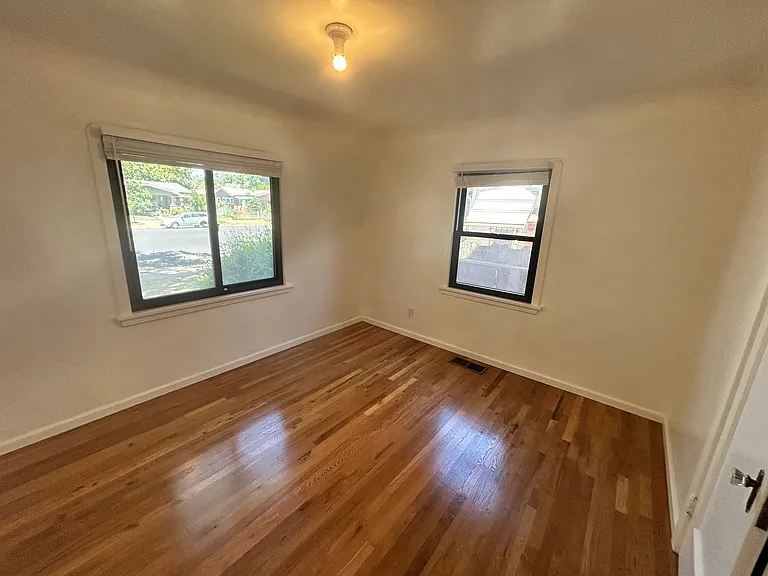 225 Sunset Blvd — Photo 17