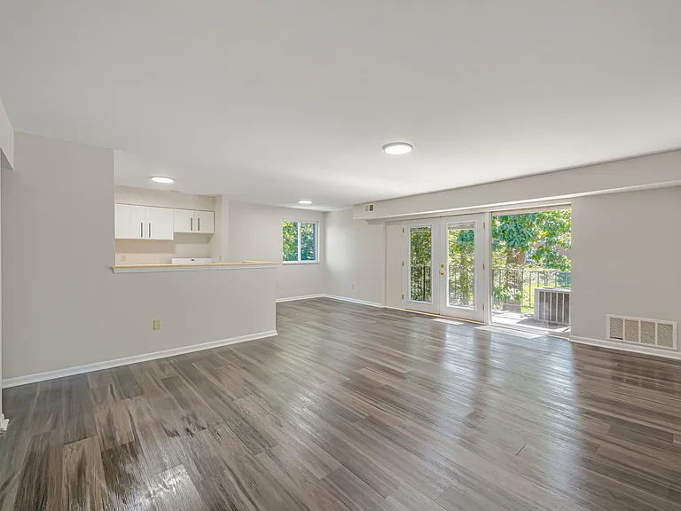 Brooklane Manor Apartments — Photo 10