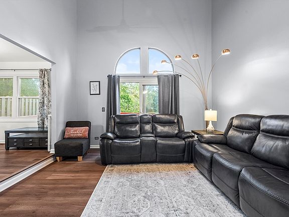 5th image of 27W270 Jefferson Ct #270