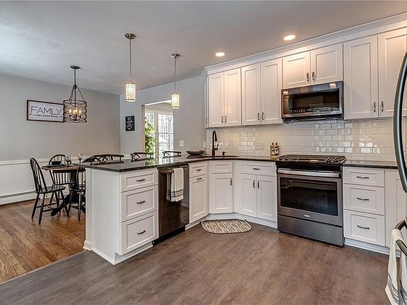 3rd image of 124 Munro Dr