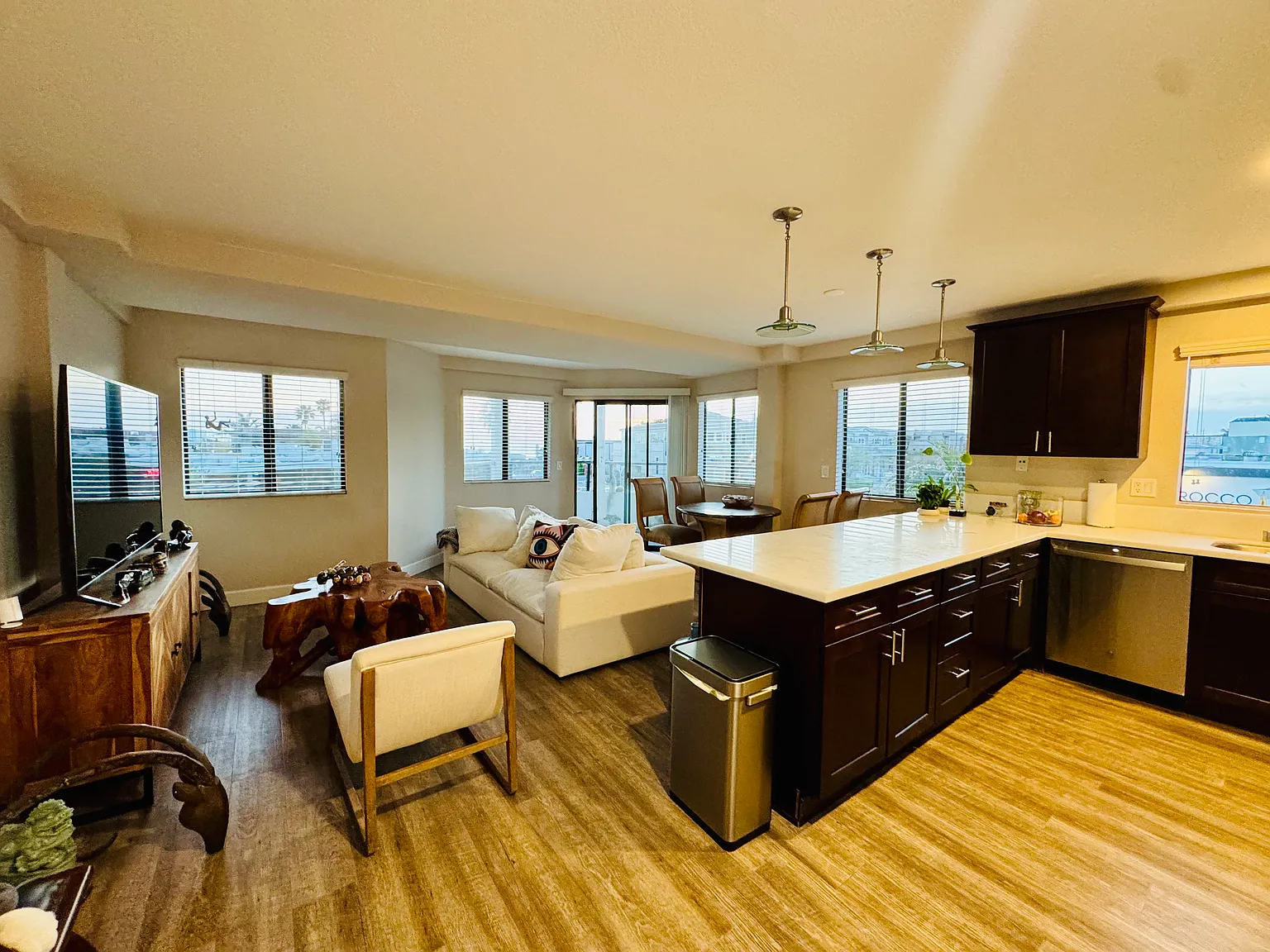 2 bed, 900 sqft, $2,600 — Photo 3