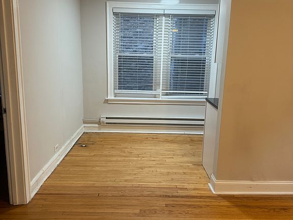 space for din rm table next to kitchen