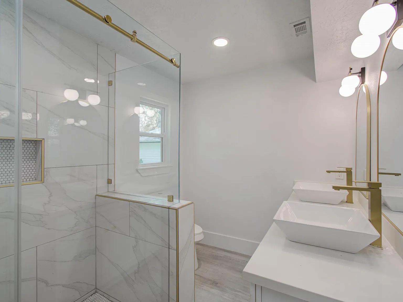 4 bed, 2.5 bath, 2704 sqft, $2,000 — Photo 3