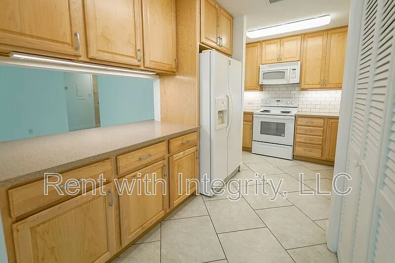 3 bed, 2.0 bath, 1300 sqft, $1,895 — Photo 2
