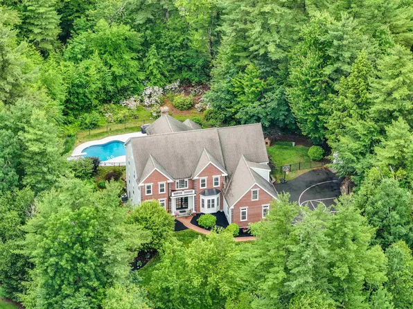 4 Chablis Court, Bedford, NH 03110