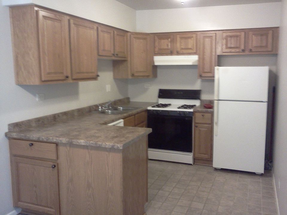 Spacious kitchen w peninsula