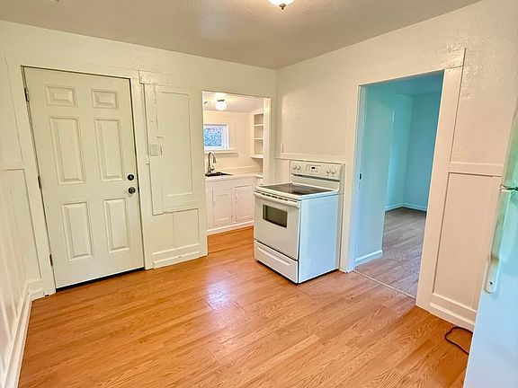 2nd image of 918 Summit St