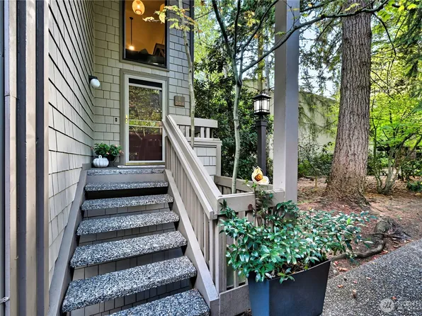 13730 15th Avenue NE #E204, Seattle, WA 98125