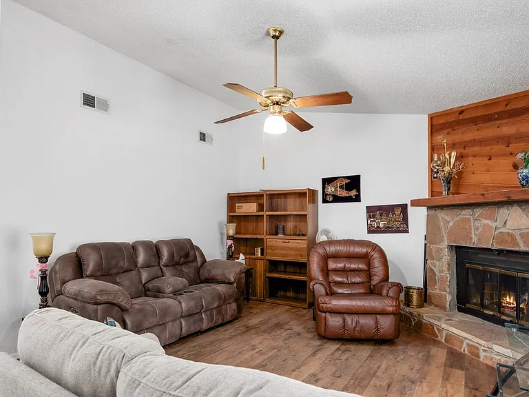 107 Niblic Ct — Photo 3