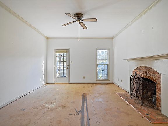 4th image of 900 Albany Ct