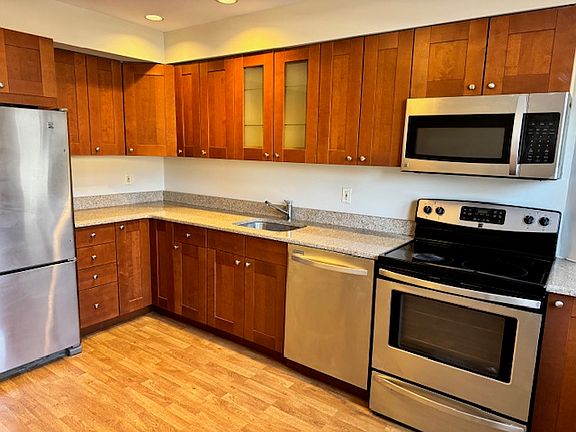 3rd image of 24 Wimbledon Ct