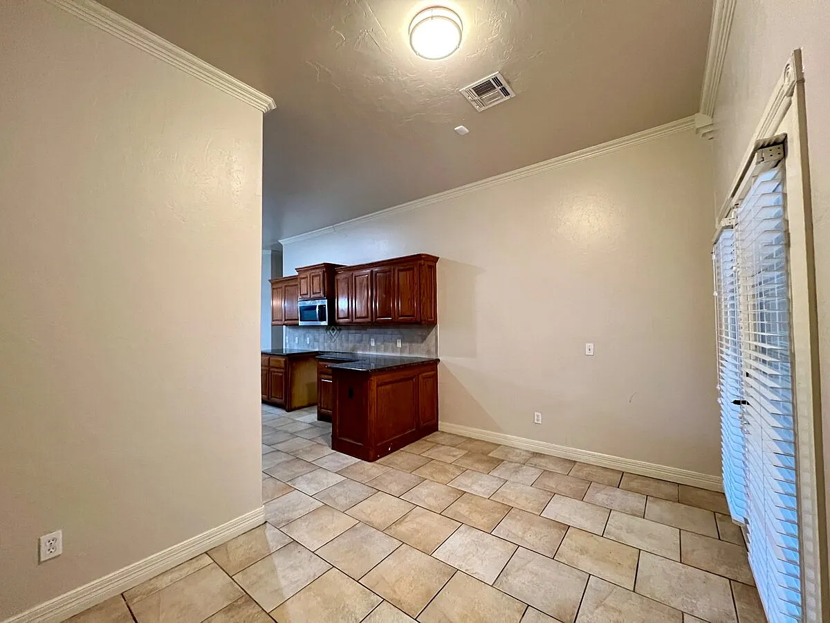 4 bed, 2.5 bath, 2300 sqft, $2,300 — Photo 4