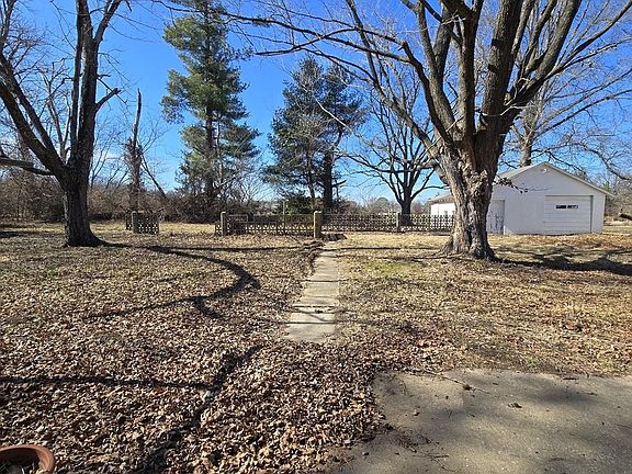 3rd image of 922 S Giant City Rd