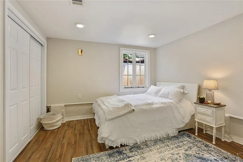 2 bed, 1000 sqft, $2,400 — Photo 2