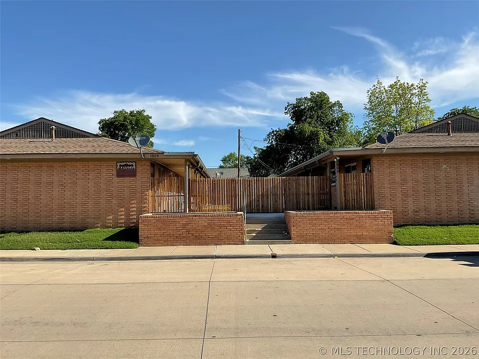 1809 E 2nd St #12
