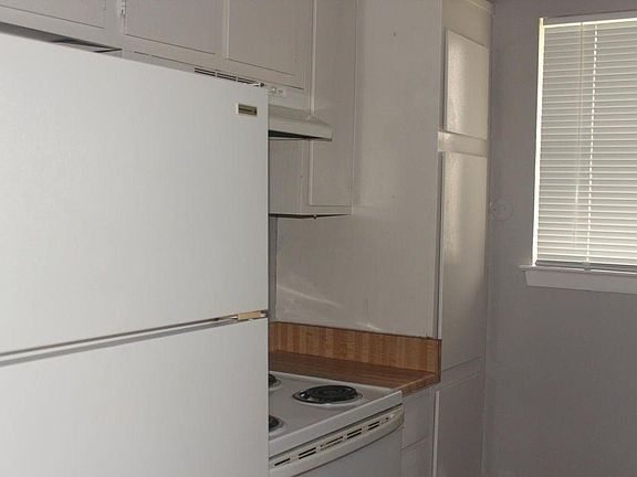 3rd image of 312 W Mustang St