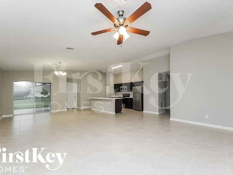 797 SW Hillsboro Cir — Photo 3
