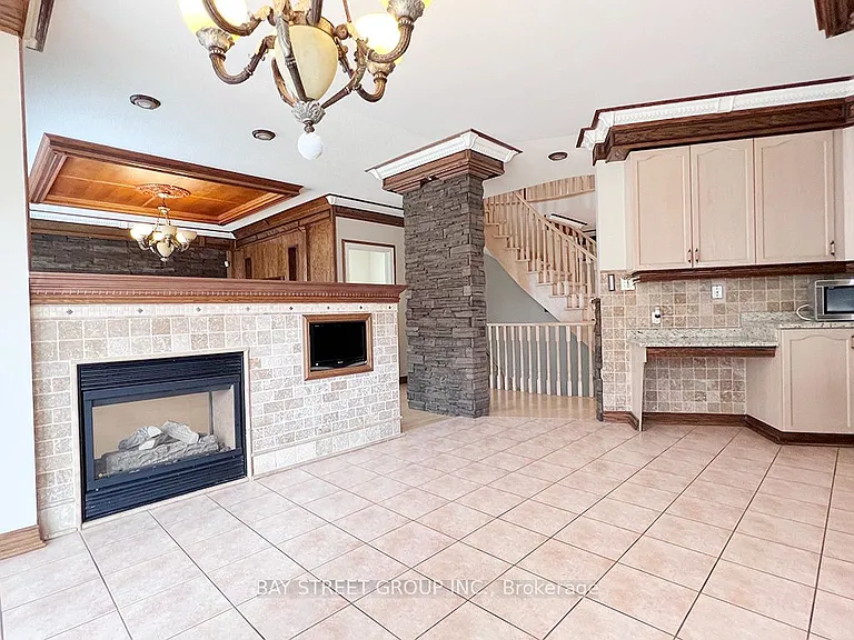 49 Forester Cres — Photo 8