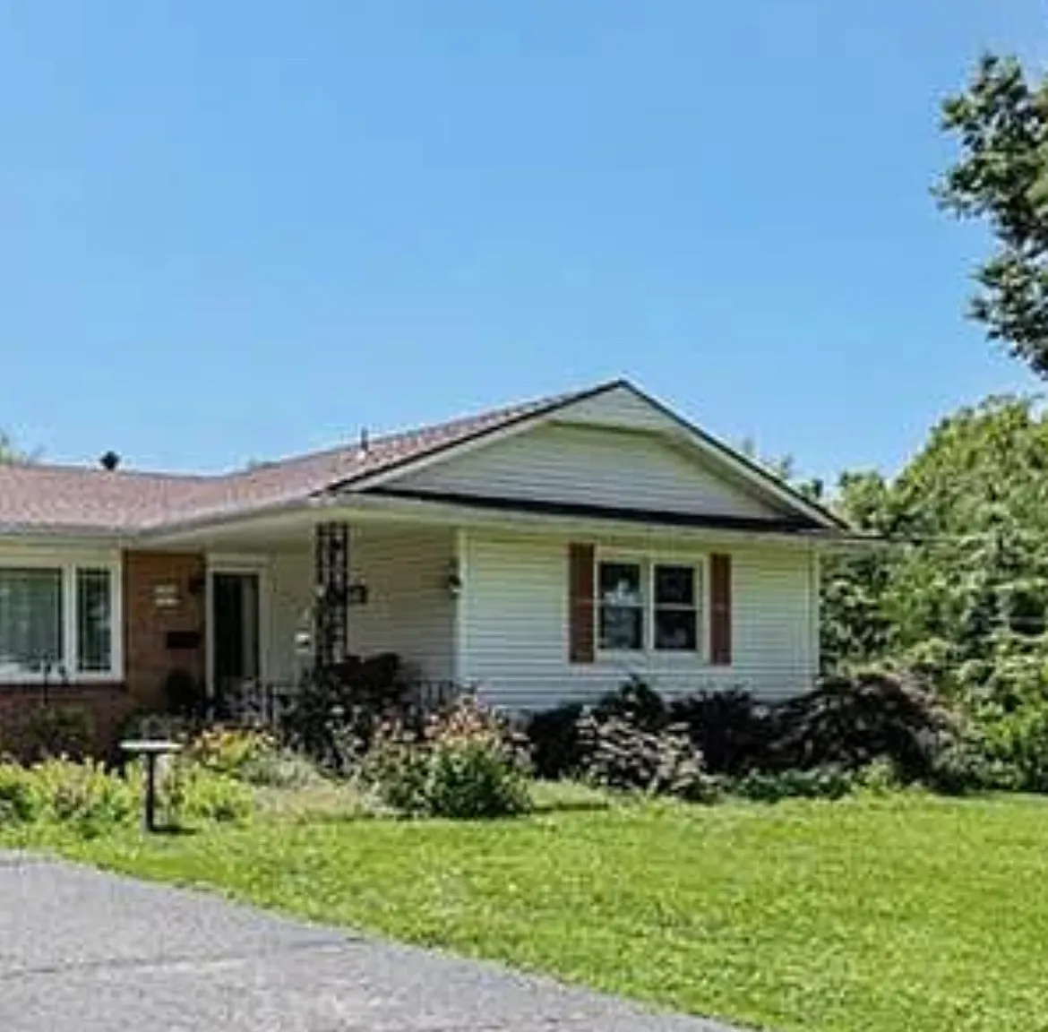 3 bed, 1.5 bath, 1292 sqft, $1,600 — Photo 1