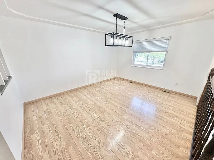 Updated 3BR Home with Huge Fenced Yard, Deck & Garage Near Horseshoe Park — Photo 4