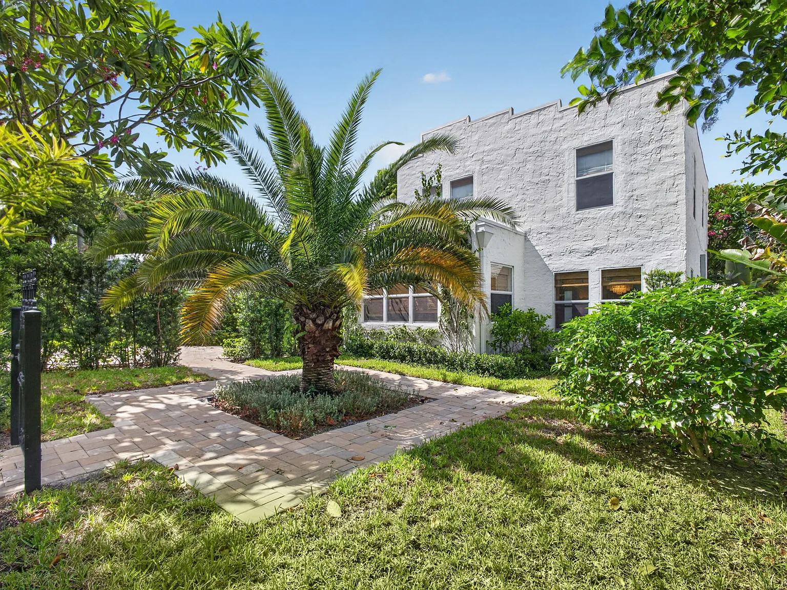 3 bed, 1.5 bath, 1304 sqft, $7,500 — Photo 1