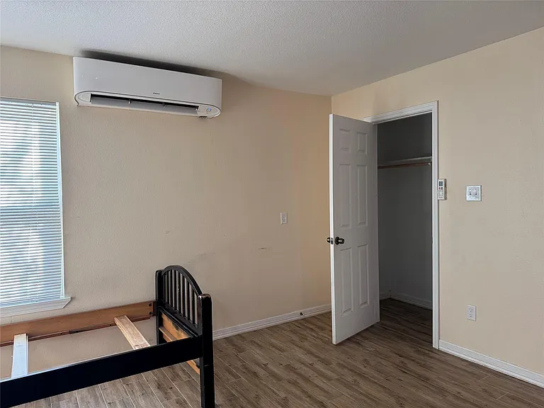 711 Hahlo St #STUDIO — Photo 7