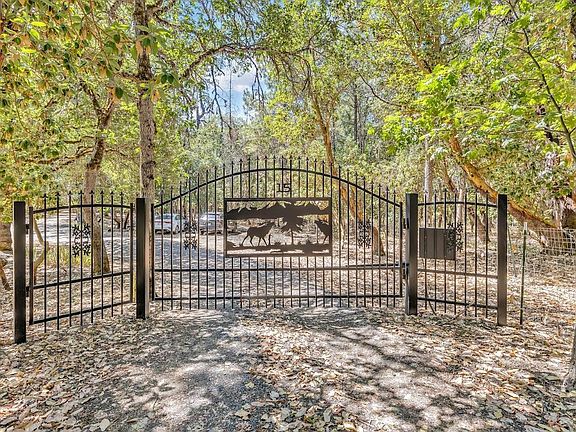 3rd image of 15 Twin Oaks Dr