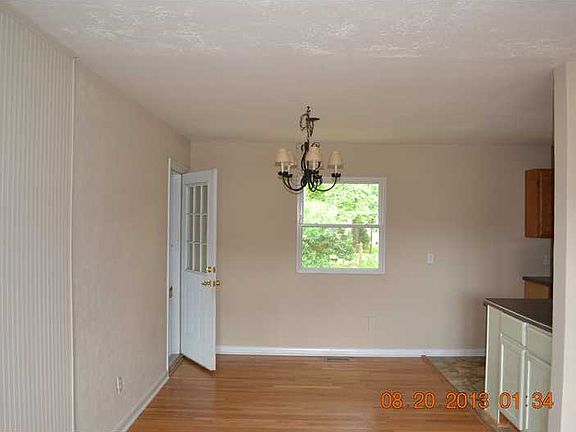 4th image of 706 Willow Dr