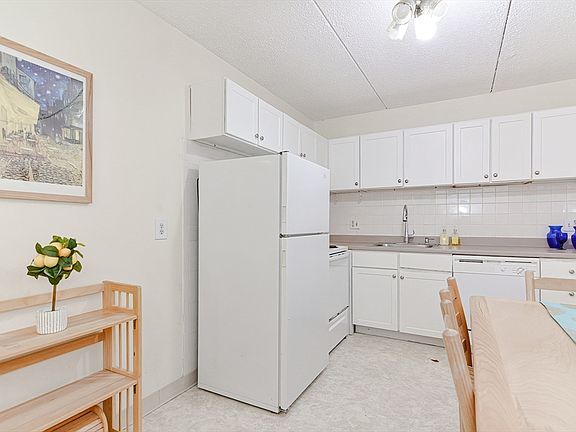 5th image of 32 Whites Ave #F2201