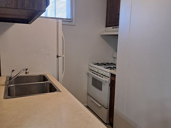 4th image of 402 1/2 Broadwater Ave