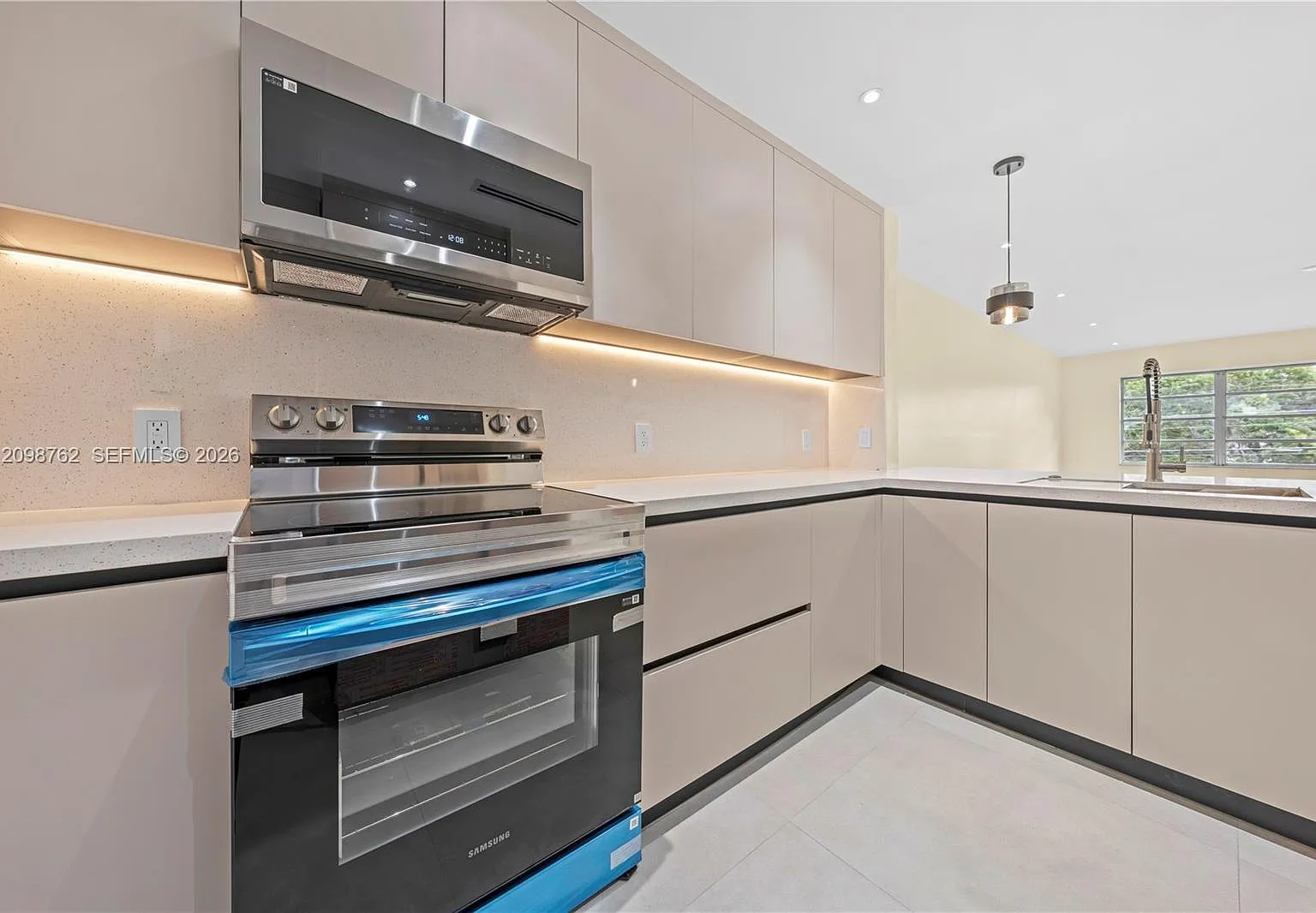 Fourth Horizons Condo — Photo 1