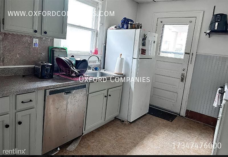 2nd image of 930 Dewey Ave #930