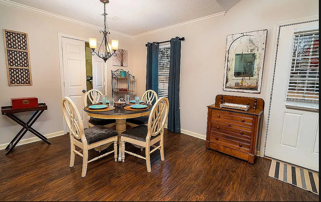 3 bed, 1232 sqft, $1,800 — Photo 4