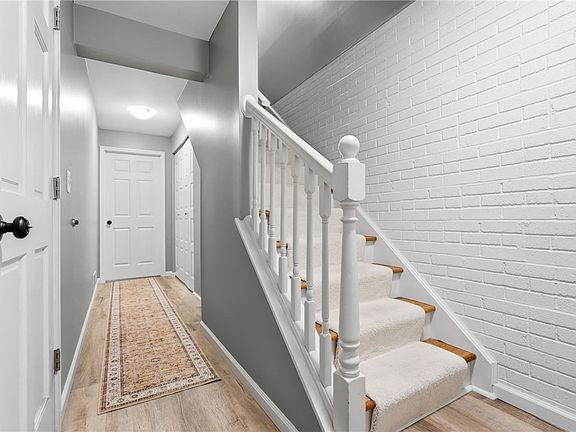 4th image of 221 Thornberry Dr