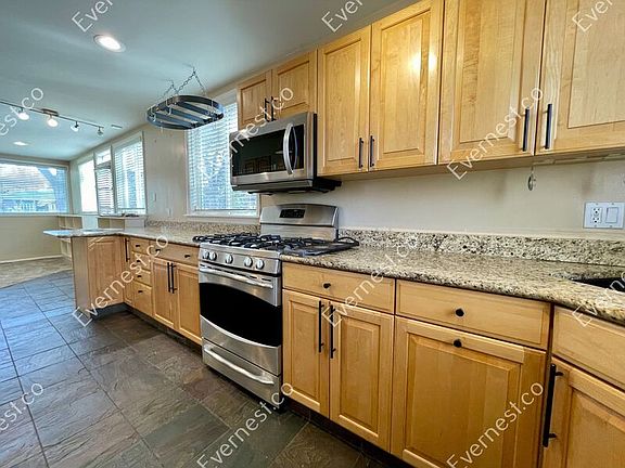 4th image of 1465 S Kearney St