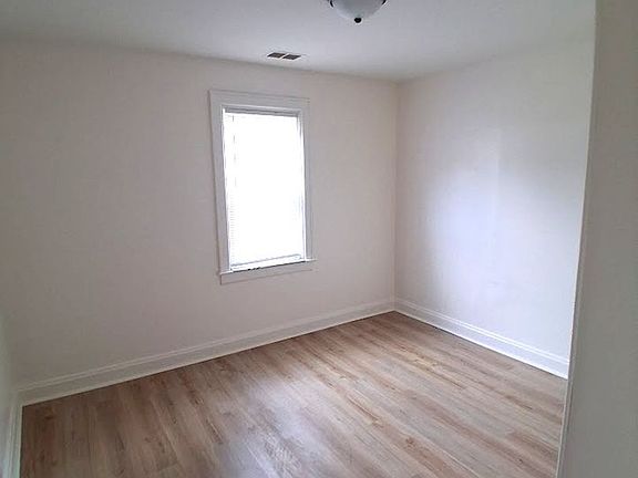 4th image of 932 Meadow Dr #B