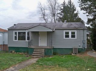 240 Maple Ln, Mount Hope, WV 25880