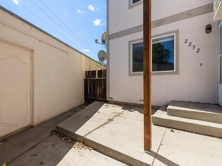 2252 Avenue C — Photo 3