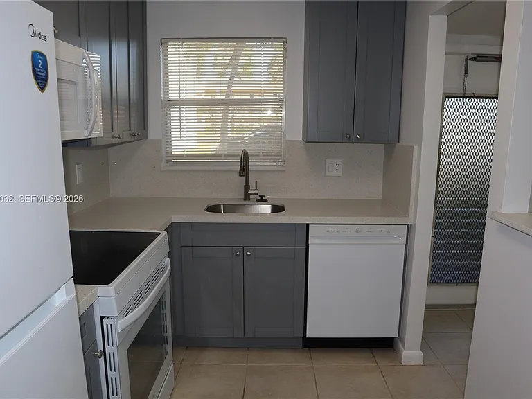 8500 Sunrise Lakes Blvd #111 — Photo 2